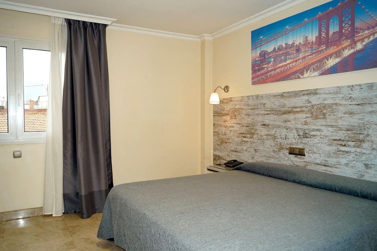 Habitación individual amplia | 1 bedroom, in-room safe, blackout curtains, iron/ironing board