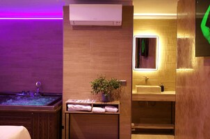 Quarto casal, banheira de hidromassagem (Habitacion con jacuzzi I) | Cofres nos quartos, cortinas blackout, ferros/tábuas de passar roupa