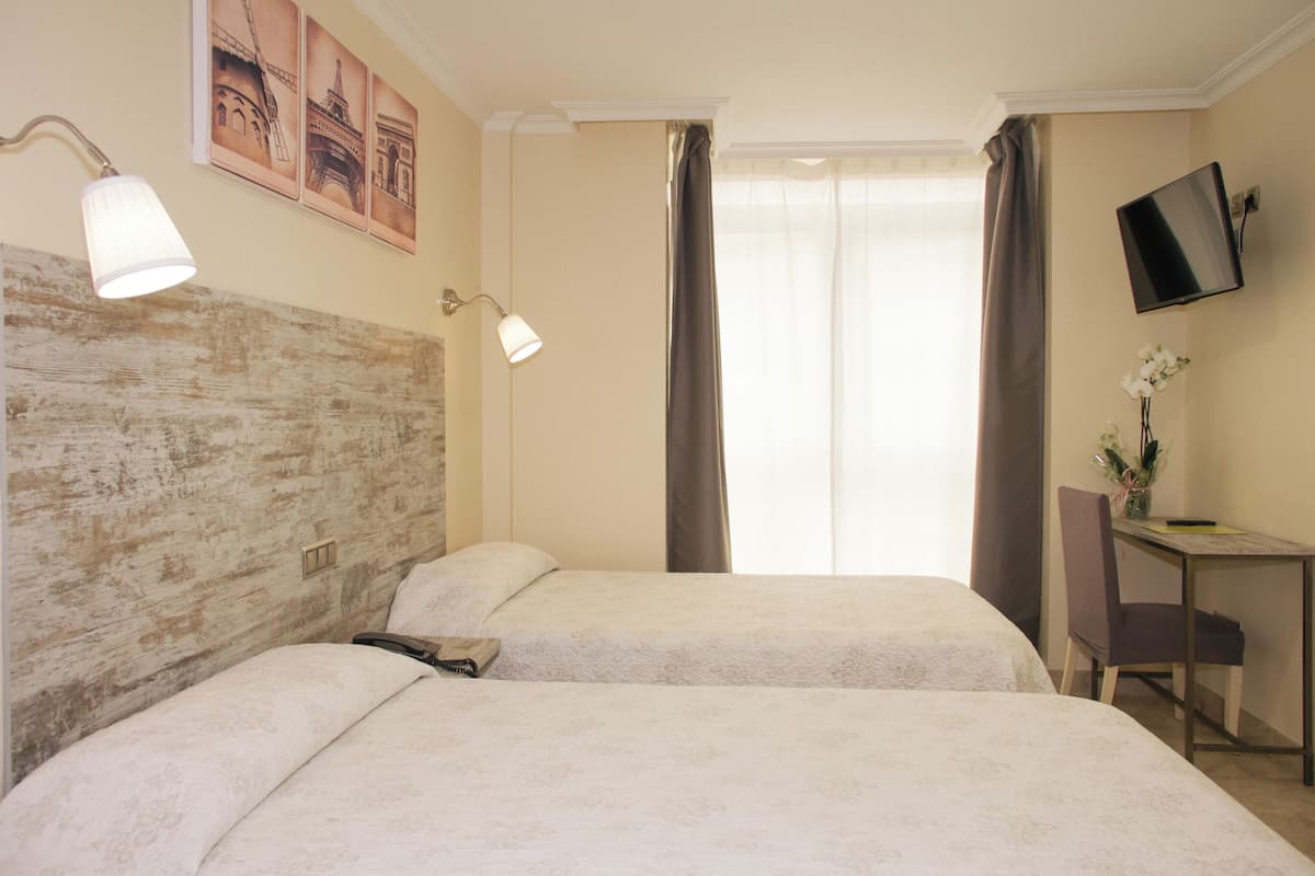 Double Room, 2 Single Beds | 1 bedroom, in-room safe, blackout curtains, iron/ironing board