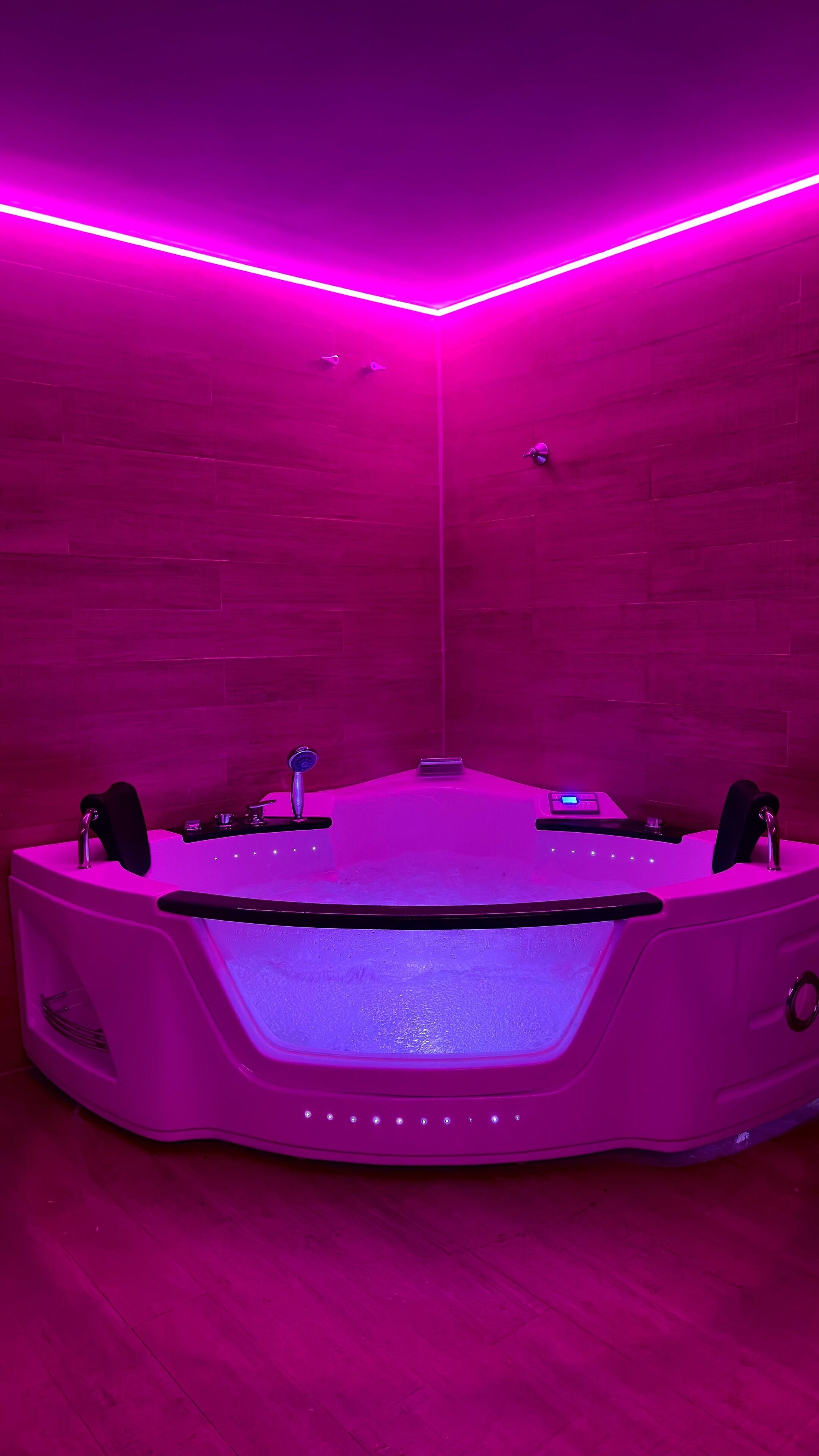 Double Room, Jetted Tub (Habitacion con jacuzzi II) | In-room safe, blackout drapes, iron/ironing board, free WiFi