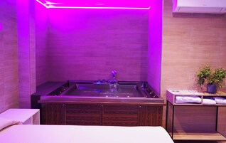 Una cucina moderna con piano cottura integrato, lavello e pensile in legno.