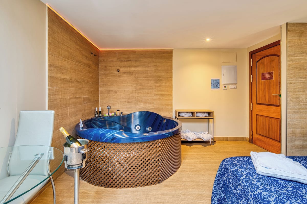 Double Room, Jetted Tub (Habitacion con jacuzzi II) | 1 bedroom, in-room safe, blackout curtains, iron/ironing board