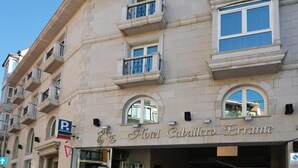A historic building with a sign for "Hotel Caballero Errante." - HOTEL CABALLERO ERRANTE (Madrid)