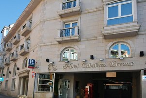 Un bâtiment historique portant une enseigne indiquant « Hôtel Caballero Errante ».