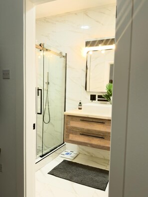 Douche, séchoir à cheveux, serviettes fournies, savon