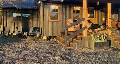 12-ACRES - Cabin Fishing Pond 2 Bedroom Sleeps 4-5