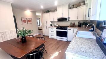 Een koelkast, een magnetron, een oven, een kookplaat