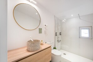 Dusche, Haartrockner, Handtücher