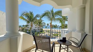 A balcony with a view of palm trees and a beach. - Beachfront Escape at Mykonos Bay Resort 401B (San José del Cabo)