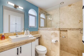 Hårtørrer, håndklæder, Sæbe, Toiletpapir