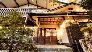 A traditional Japanese house with a wooden exterior, a tiled entrance, and a stone staircase leading up to the door. - Hakone 【 Secret Garden 】 Resort&Onsen 【 Secret Garden】 Sengokuhara Onsen Villa|Party|Reunion|Giant Garden|Parking for 3 cars (箱根町)