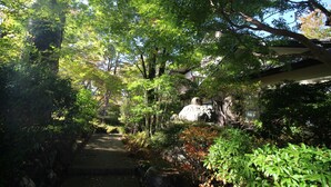 A traditional Japanese garden with a stone pathway, lush greenery, and a rock formation. - Hakone 【 Secret Garden 】 Resort&Onsen 【 Secret Garden】 Sengokuhara Onsen Villa|Party|Reunion|Giant Garden|Parking for 3 cars (箱根町)
