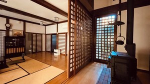 A traditional Japanese room with tatami flooring, sliding doors, a tea set, and a wood-burning stove. - Hakone 【 Secret Garden 】 Resort&Onsen 【 Secret Garden】 Sengokuhara Onsen Villa|Party|Reunion|Giant Garden|Parking for 3 cars (箱根町)