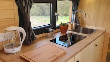 Fridge, stovetop, coffee/tea maker, toaster