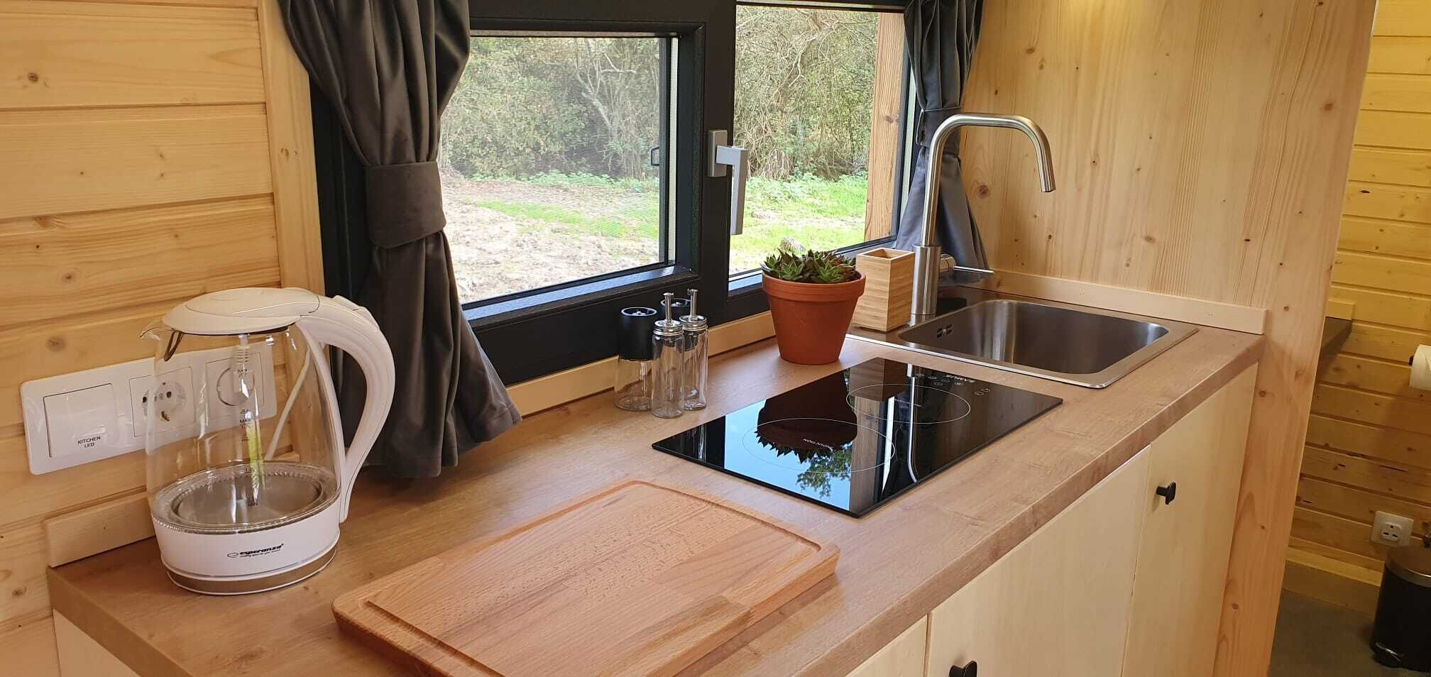 Kühlschrank, Herdplatte, Wasserkocher mit Kaffee-/Teezubehör