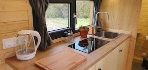 Fridge, stovetop, coffee/tea maker, toaster