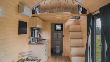 Fridge, stovetop, coffee/tea maker, toaster