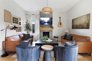 Télévision, cheminée, espaces bureaux