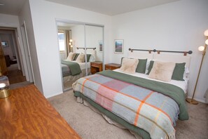 4 bedrooms, desk, WiFi, bed sheets
