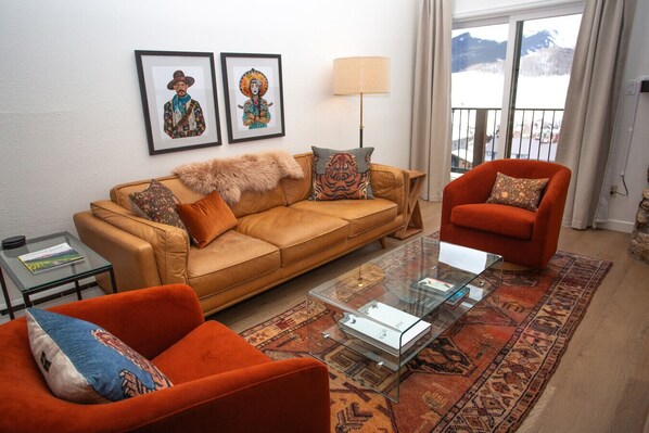 Smart TV, fireplace