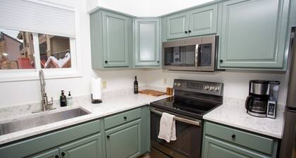 Ski-In/Ski-Out! Luxury Remodel! Hot Tub! Garage!