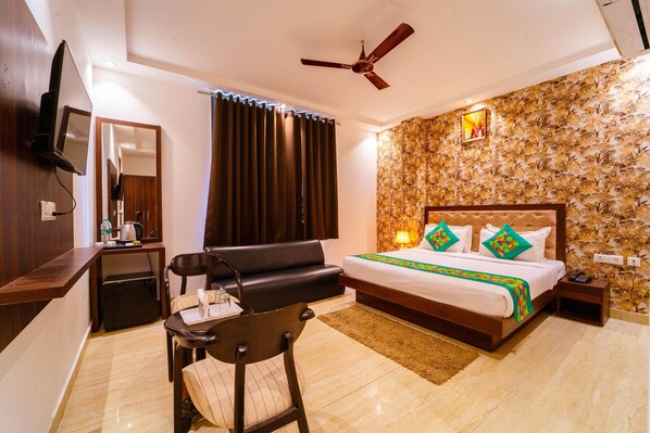 Deluxe Room | Individually furnished, desk, blackout drapes, iron/ironing board