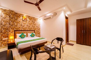 Deluxe Room | Individually furnished, desk, blackout drapes, iron/ironing board