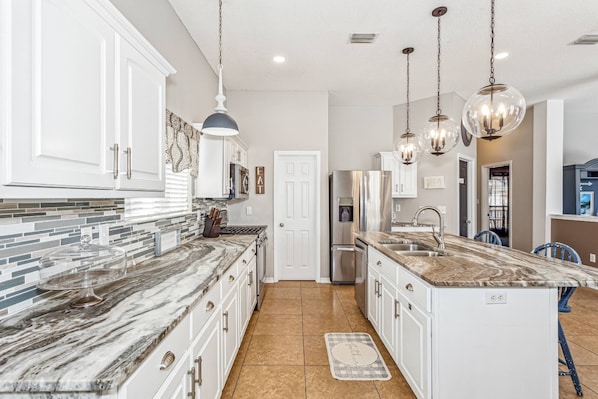 Refrigerador, microondas, lavavajillas y cafetera y tetera 