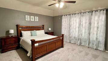 5 slaapkamers, een bureau, een strijkplank/strijkijzer, reisbedje