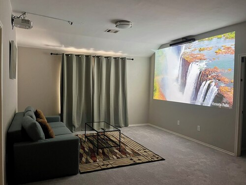 5-bedroom , 2 king beds , Media Room villa in charming Greenville 