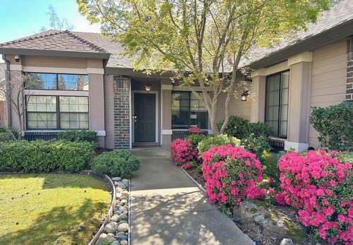 Charming 3-bedroom bungalow with WiFi and AC in delightful Folsom