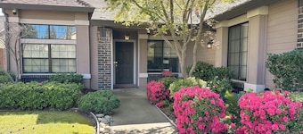 Charming 3-bedroom bungalow with WiFi and AC in delightful Folsom