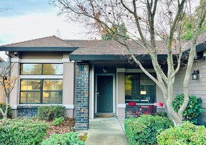 Exterior - Charming 3-bedroom bungalow with WiFi and AC in delightful Folsom (Folsom)