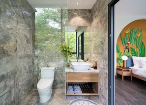 Villa Premier | Baño | Regadera, regadera tipo lluvia, secadora de cabello, pantuflas 