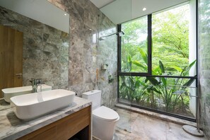 Villa Premier | Baño | Ducha, cabezal de ducha tipo lluvia, secador de pelo y zapatillas