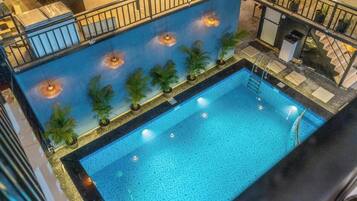 Swim-up bar