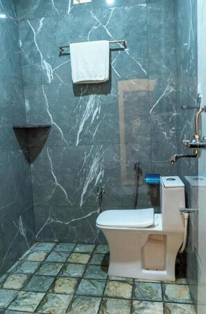Deluxe Double Room | Bathroom