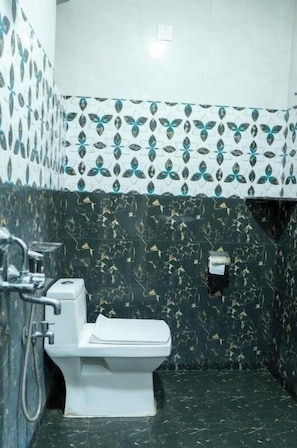 Deluxe Double Room | Bathroom - Artham Guesthouse (Morjim)