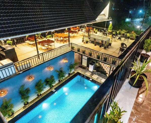 Swim-up bar