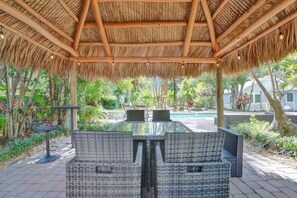 Outdoor dining - Jasmine Tropical Oasis Studio with Pool (Fort Lauderdale)