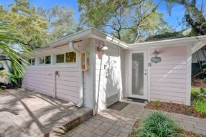 Exterior detail - Tropical Oasis: Studio w/ Pool (Fort Lauderdale)