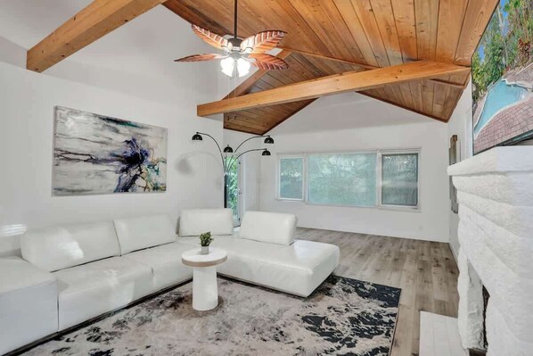 Smart TV - Mango Tropical Oasis 2BR House and Pool (Fort Lauderdale)