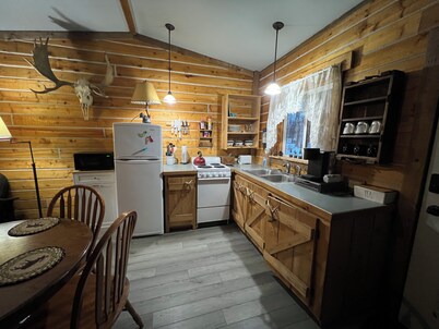 Cozy, pet-friendly, 2-bedroom cabin in beautiful Palmer, Alaska