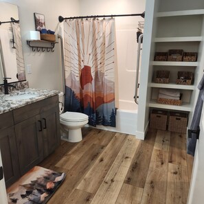 Hair dryer, towels, soap, shampoo - Elevated Retreat in delightful Cedar City (Cedar City)