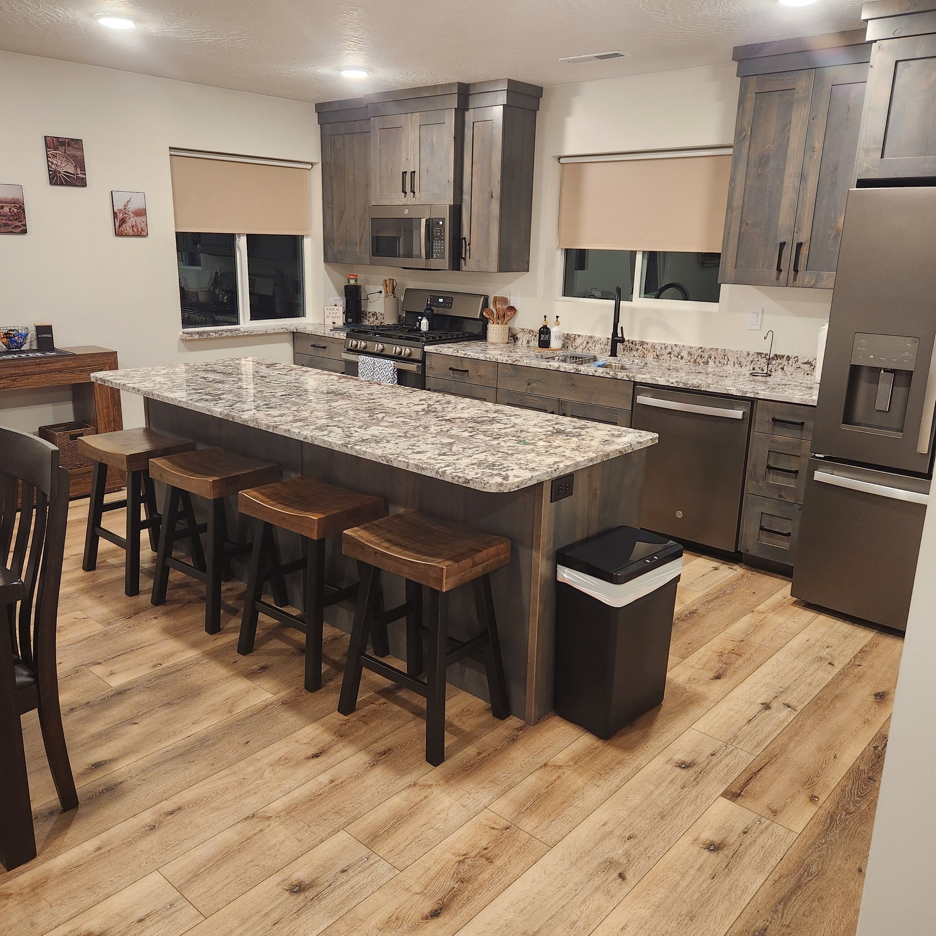 Refrigerador, microondas, horno y parrilla de estufa 