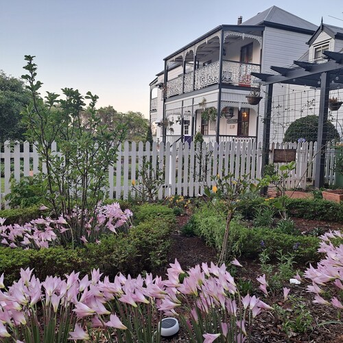 Middleton House Maleny.  Picture perfect country house for small gatherings.