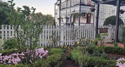 Middleton House Maleny. Picture perfect country house for small gatherings.