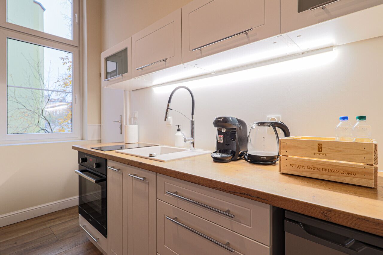 Fridge, oven, stovetop, coffee/tea maker