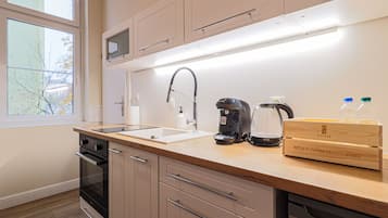 Fridge, oven, stovetop, coffee/tea maker