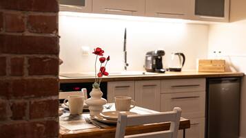 Frigorífico, horno, placa de cocina y cafetera o tetera